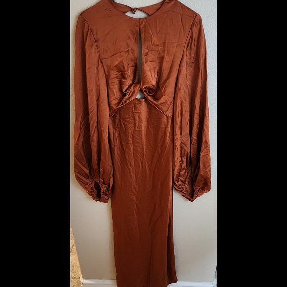 Significant Other Satin Open Back Balloon Sleeves Formal Evening Maxi Dress - Picture 5 of 11